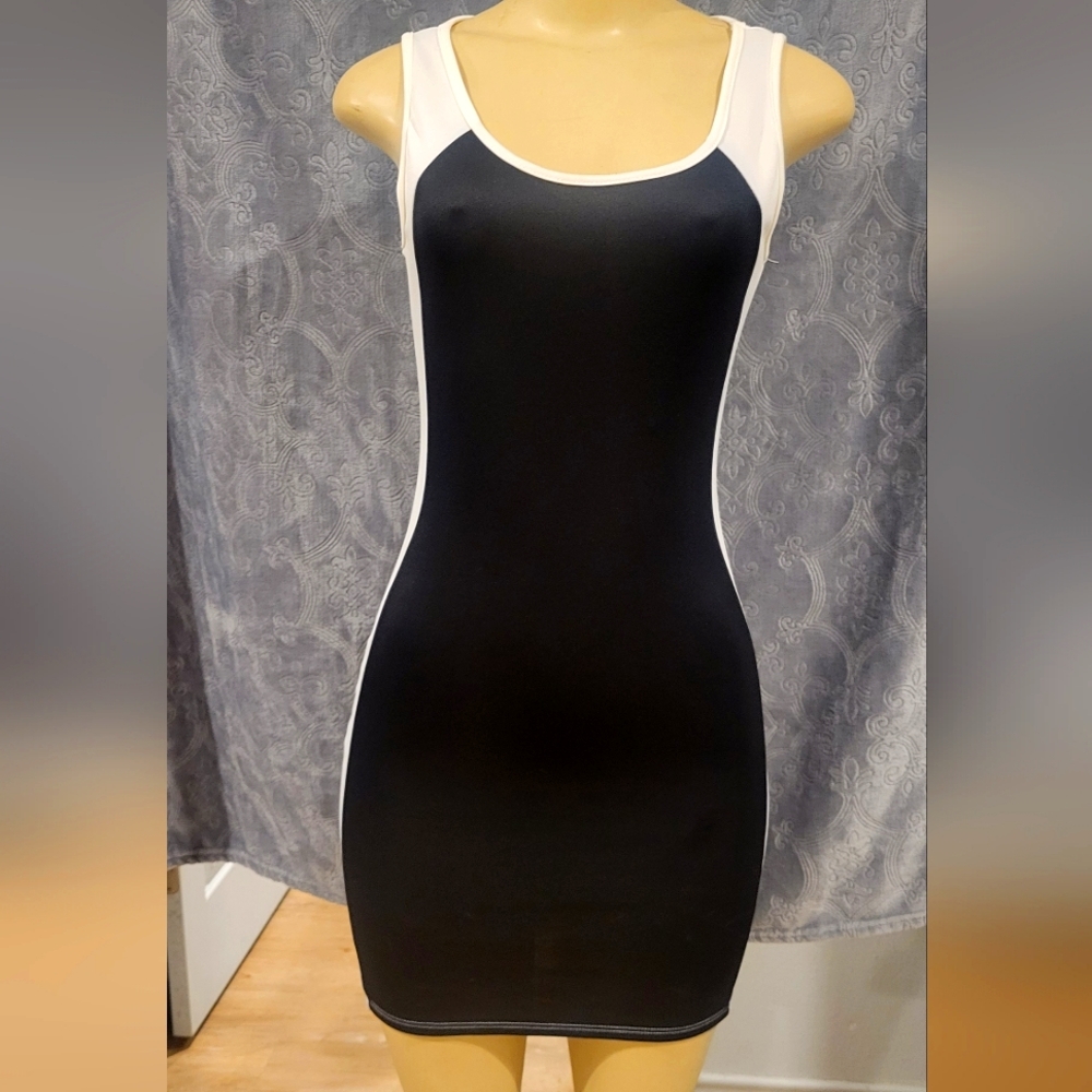 Annabelle sleeveless dress size small